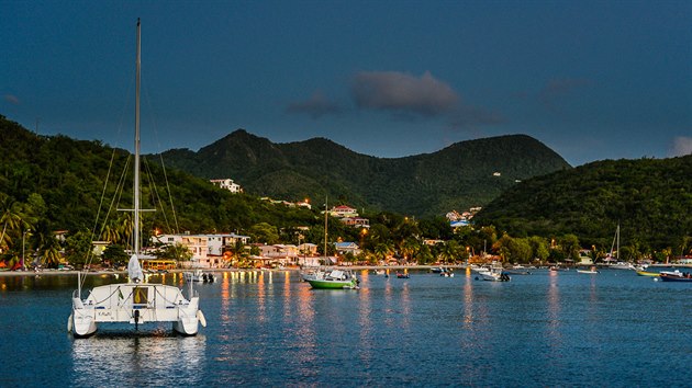 Veern pohled z paluby lodi v ztoce Grande Anse d'Arlet na Martiniku