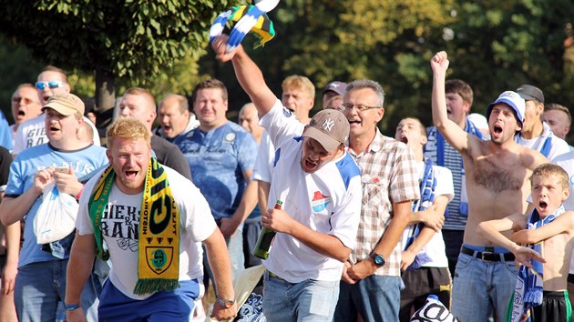 Pznivci Banku Ostrava sledovali druholigov utkn s eskmi Budjovicemi na velkoplon obrazovce na parkoviti vedle stadionu. Selo se jich nkolik stovek.