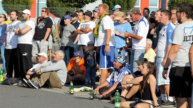 Pznivci Banku Ostrava sledovali druholigov utkn s eskmi Budjovicemi na velkoplon obrazovce na parkoviti vedle stadionu. Selo se jich nkolik stovek.