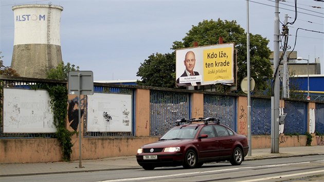 Kampa majitele Student Agency Radima Janury proti Michalu Hakovi. Tento billboard se pes vkend objevil v brnnsk ulici Sokolova.