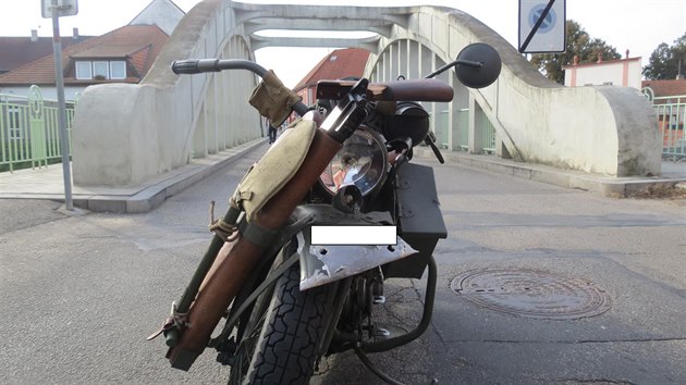 Netradin nehoda se stala v Sobslavi. Historick motocykl Harley Davidson WLA 750 se stetl s vozem Mazda 6.