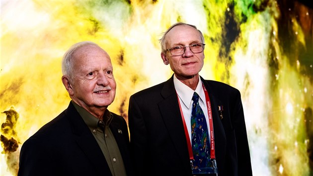 Brnnsk hvzdrna otevela vesmrnou galerii e mlhovin. Zahjen vstavy se zastnili i astronauti JohnDavid F. Bartoe (vlevo) a Sergej Vasiljevi Avdjev.