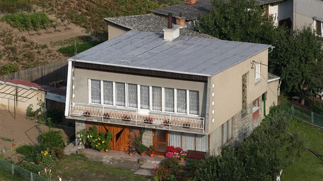 Leteck pohled na jeden z dom typu V, kter v roce 1967 navrhl umpersk architekt Josef Vank. Snmek byl pozen v Mohelnici.