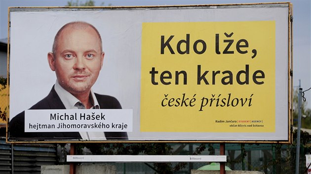 Kampa majitele Student Agency Radima Janury proti Michalu Hakovi. Tento billboard se pes vkend objevil v brnnsk ulici Sokolova.