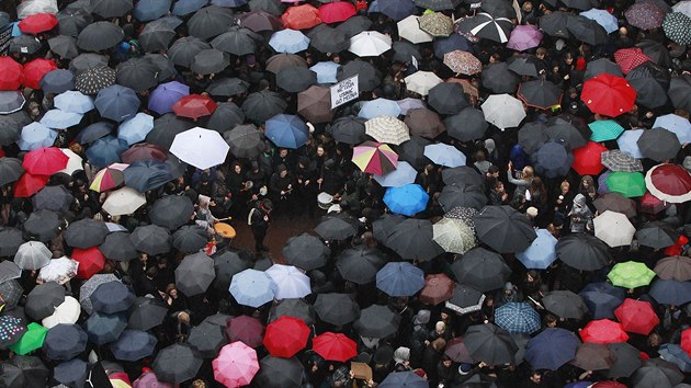 Na demonstraci proti zkazu potrat ve Varav pilo podle odhad pes sto tisc lid (3. jna 2016).