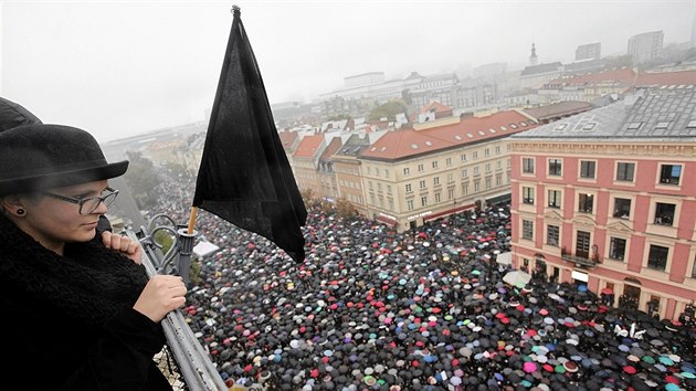 Na demonstraci proti zkazu potrat ve Varav pilo podle odhad pes sto tisc lid (3. jna 2016).