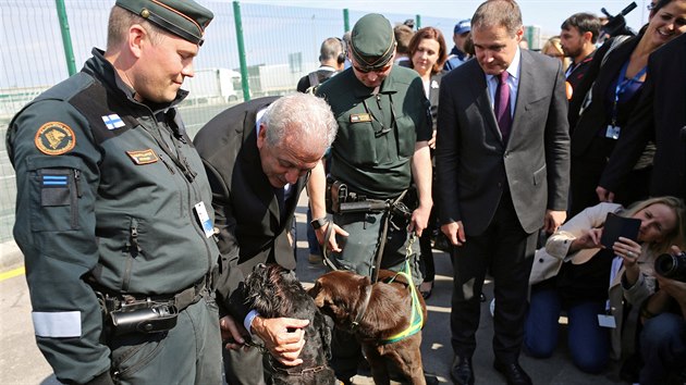 Eurokomisa pro migraci Dimitris Avramopoulos s finskmi policisty z pohranin stre na bulharsko-tureckm hraninm pechodu Kapitan Andreevo (6. jna 2016).