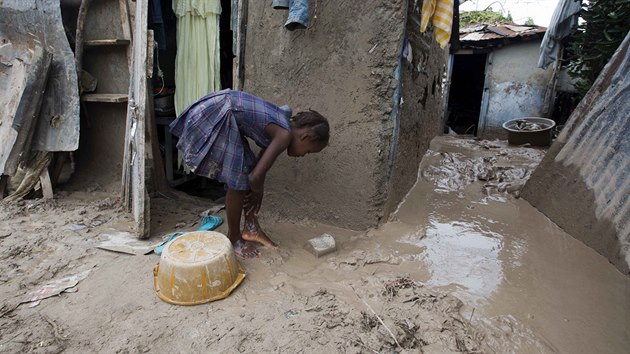 Lid na Haiti uklzej nsledky huriknu Matthew (7. jna 2016).