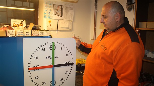 Staroblsk firma vyrb tak speciln hodiny pro plavce.