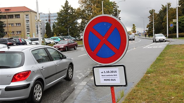 Ped novou zastvkou u sdla policie je zatm i znaka zakazujc zastaven. V protismru zstalo parkovit pro nvtvy policie.