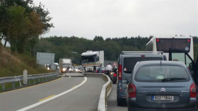 Na 32. kilometru D1 ve smru na Prahu se pevrtil kamion, tvo se kolony (3.10.2016).