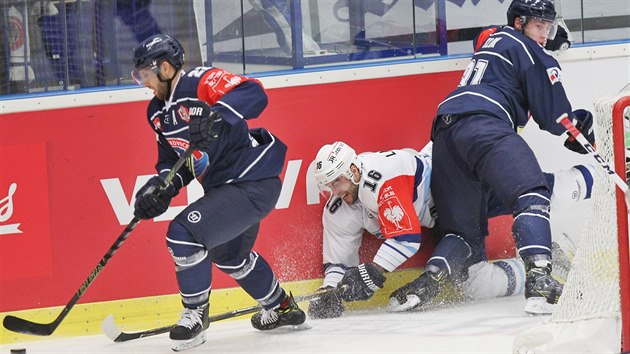 Vtkovit hokejist Karol Sloboda a Luk Klok vyeili problm u mantinelu, David Laliberte z Nitry el k ledu.
