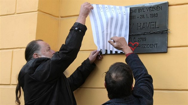 Odhalen pamtn desky Vclava Havla na zdi vznice v Plzni na Borech. Na snmku zleva sentor Lumr Aschenbrenner a socha Frantiek Blek. (5. jna 2016)