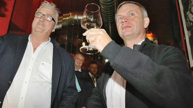 Mstopedseda hnut ANO 2011 Jan Voln (vlevo) a ldr hnut v Plzeskm kraji Miloslav Zeman si pipj, aby oslavili spch ve volbch. (8. jna 2016)