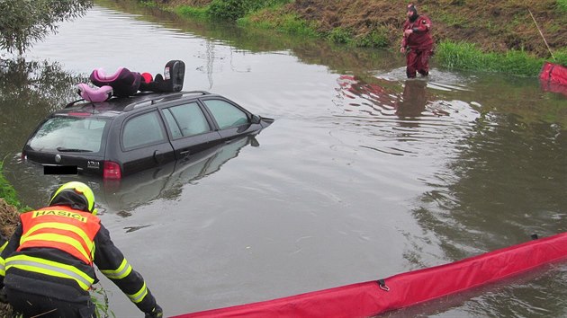 Auto skonilo v Otrokovicch v ece.