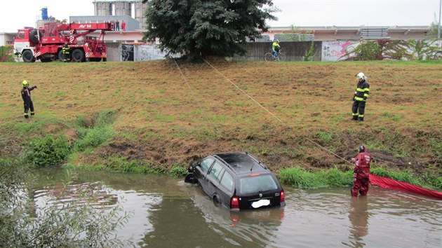 Auto skonilo v Otrokovicch v ece.