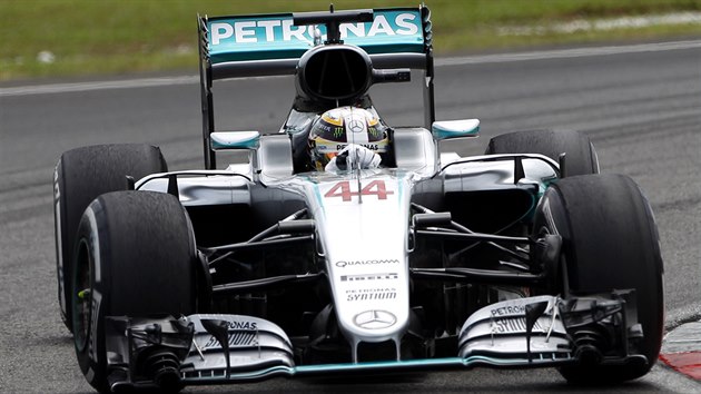 Lewis Hamilton v kvalifikaci na velkou cenu Malajsie formule 1 v Sepangu.