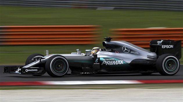 Lewis Hamilton v kvalifikaci na Velkou cenu Malajsie formule 1 v Sepangu.