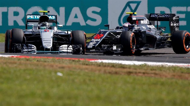 Nico Rosberg (vlevo) z Mercedesu a Jenson Button z McLarenu ve Velk cen Malajsie F1.