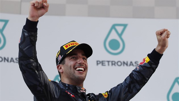 Daniel Ricciardo se raduje z triumfu ve Velk cen Malajsie.