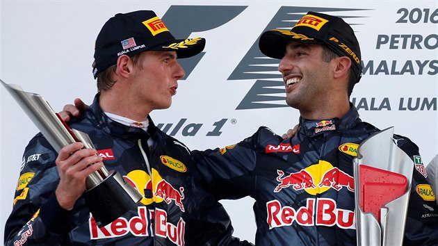 Vtez Daniel Ricciardo (vpravo) s tmovm kolegou Maxem Verstappenem, kter dojel  v Malajsii druh.