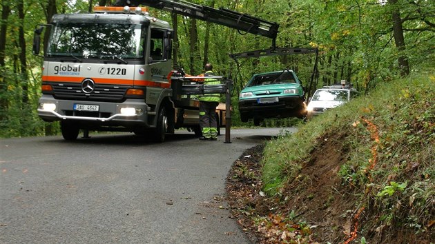 Osmdestilet idi zejm dostal na vozovce smyk a s autem se pevrtil na stechu. Jeho o rok mlad spolujezdkyn nehodu nepeila (3.10.2016)