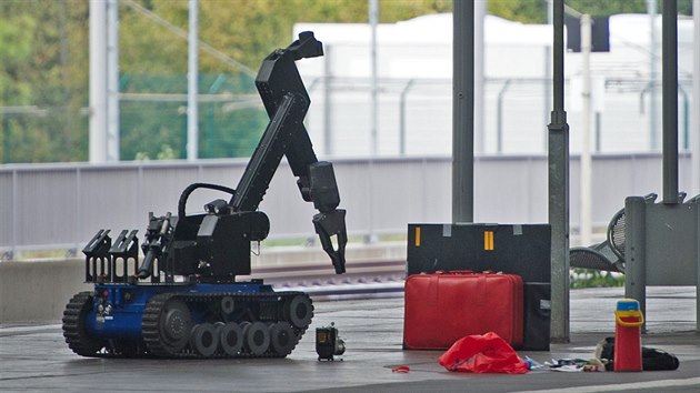 Policejn robot kontroluje podezel erven kufr na ndra v nmeckm mst Chemnitz. (8. 10. 2016)