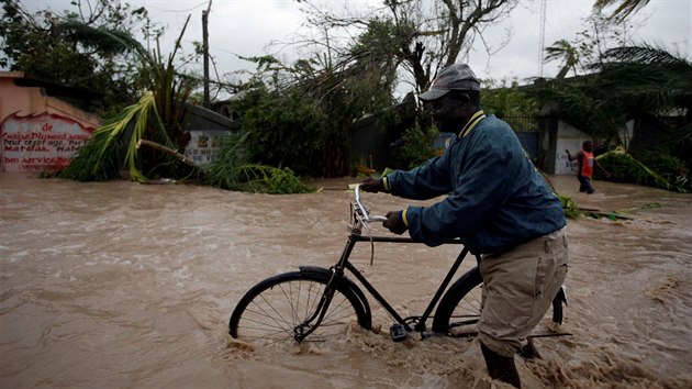 Hurikn Matthew na zpadnm pobe Haiti zpsobil zplavy a sesuvy pdy (5. jna 2016).