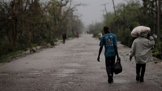 Hurikn Matthew na zpadnm pobe Haiti zpsobil zplavy a sesuvy pdy (5. jna 2016).