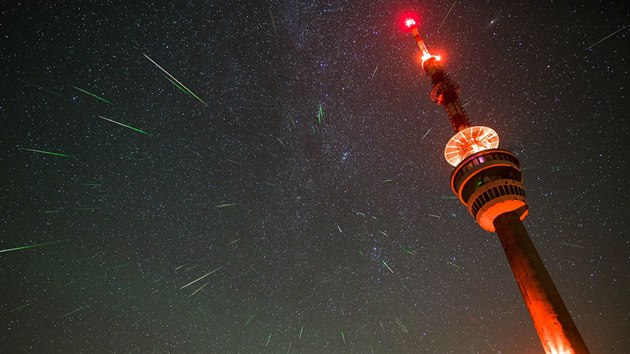 Pohled na dé perseid, které padaly kolem vysílae na Praddu v srpnu 2016,...