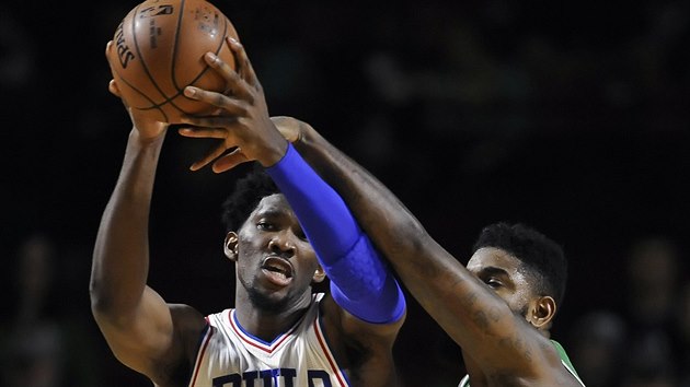 Joel Embiid (vlevo) z Philadelphie bojuje s Amirem Johnsonem z Bostonu.