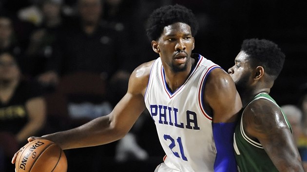 Joel Embiid (vlevo) z Philadelphie se tla do Amira Johnsona z Bostonu.