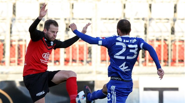 Tom Zahradnek (vpravo) z Olomouce v duelu s Tborskem.