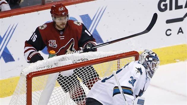 Martin Jones, brank San Jose, inkasuje po stele Radima Vrbaty, na fotografii vak je jeho arizonsk spoluhr Max Domi.