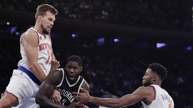 Anthonyho Bennetta z Brooklynu obklopili Lou Amundson (vlevo) a Chasson Randle (vpravo) z New Yorku.