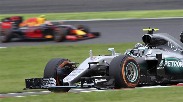 Nico Rosberg (v poped) z Mercedesu a Max Verstappen z Red Bullu ve Velk cen Japonska F1