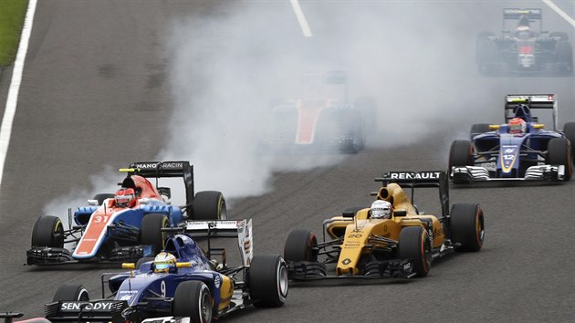 Momentka ze startu Velk ceny Japonska F1. Za kou je zodpovdn brzdc Esteban Ocon z Manoru.