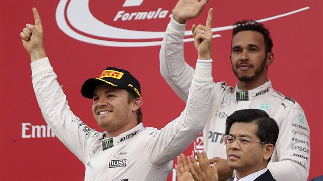 Nico Rosberg (vlevo) triumfoval ve Velk cen Japonska F1, v pozad jeho kolega z Mercedesu Lewis Hamilton, kter dojel tet.