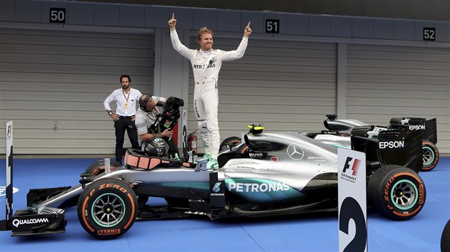 Nico Rosberg z Mercedesu se raduje z triumfu ve Velk cen Japonska formule 1.