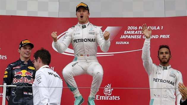 Nico Rosberg (uprosted) z Mercedesu se raduje z triumfu ve Velk cen Japonska formule 1. Vlevo druh Max Verstappen, vpravo tet Lewis Hamilton.