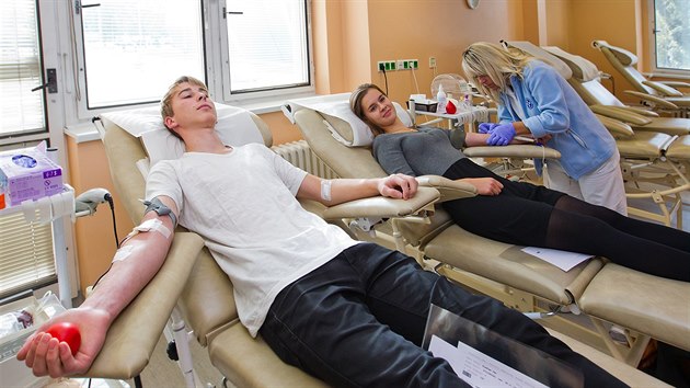 Studenti hradeckho Gymnzia Boeny Nmcov byli poprv darovat krev (5.10.2016).