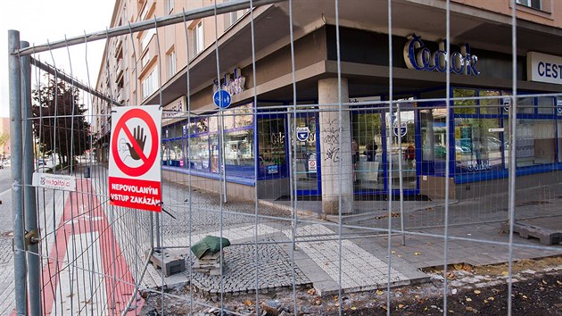 Cyklostezka v Horov ulici v Hradci Krlov byla hotov dva msce, ne ji znovu rozkopali (4.10.2016).