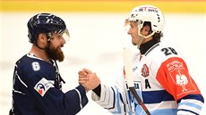 Výtisk z Vítkovic a Juraj Štefanka (vpravo) z Nitry se zdraví po skončení... Výtisk z Vítkovic a Juraj Štefanka (vpravo) z Nitry se zdraví po skončení...