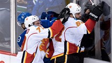 NÁRAZY NA MANTINEL. Micheal Ferland a Brandon Bollig z Calgary bojují s Benem...