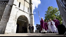 Rouenský arcibiskup Dominique Lebrun vede procesí na památku zavradného knze...