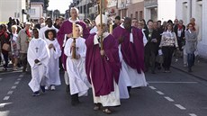 Rouenský arcibiskup Dominique Lebrun vede procesí na památku zavradného knze...