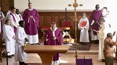Rouenský arcibiskup Dominique Lebrun vede bohoslubu za zavradného knze...