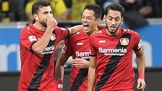 Fotbalisté Bayeru Leverkusen se radují z gólu proti Dortmundu.