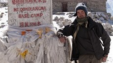 Vysoko v Tibetu. Jenže Tibet, to není jen krásná příroda, ale též represe. Vysoko v Tibetu. Jenže Tibet, to není jen krásná příroda, ale též represe.