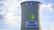 Aktivisté Greenpeace vytvoili na zaátku letoního íjna nad ví chvaletické elektrárny barevnou mlhu, která mla symbolizovat kodliviny, které z elektrárny vycházejí.